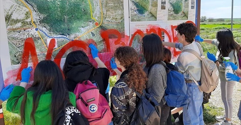 I ragazzi del Liceo Classico ripuliscono i cartelloni imbrattati al Pulo di Altamura