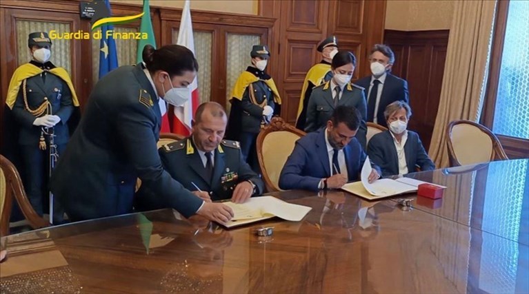 La firma del protocollo d'intesa tra Guardia di Finanza e Città Metropolitana di Bari