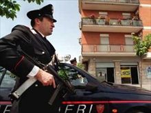 Fugge con una giacca che aveva finto di provare. Denunciati due albanesi