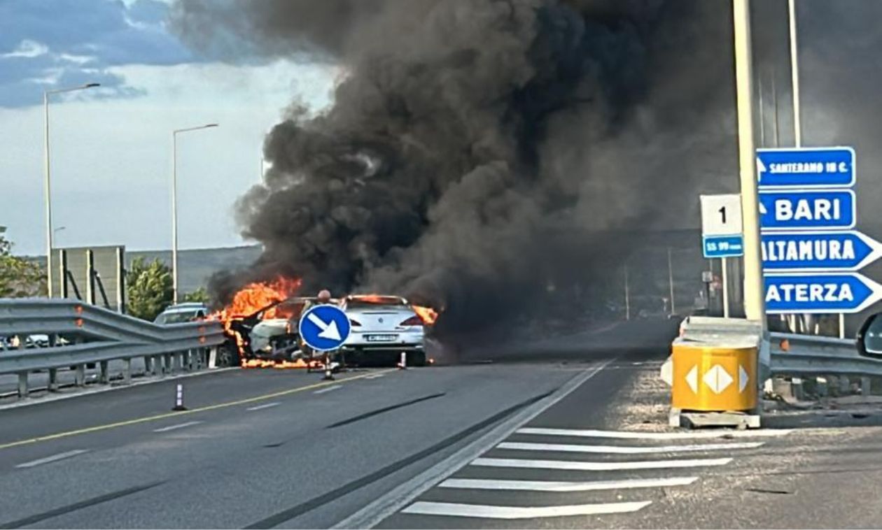 Incidente sulla circonvallazione, 2 auto in fiamme