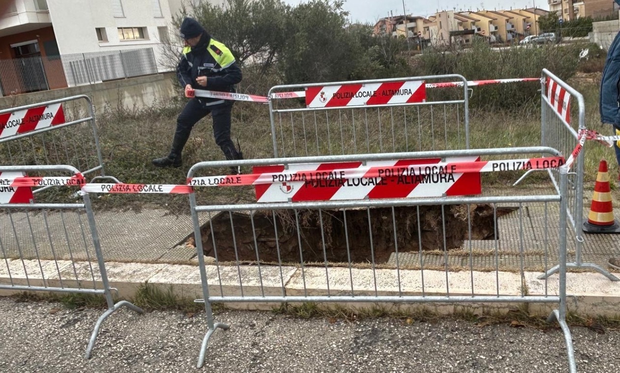 Voragine su marciapiede in zona Parco San Giuliano
