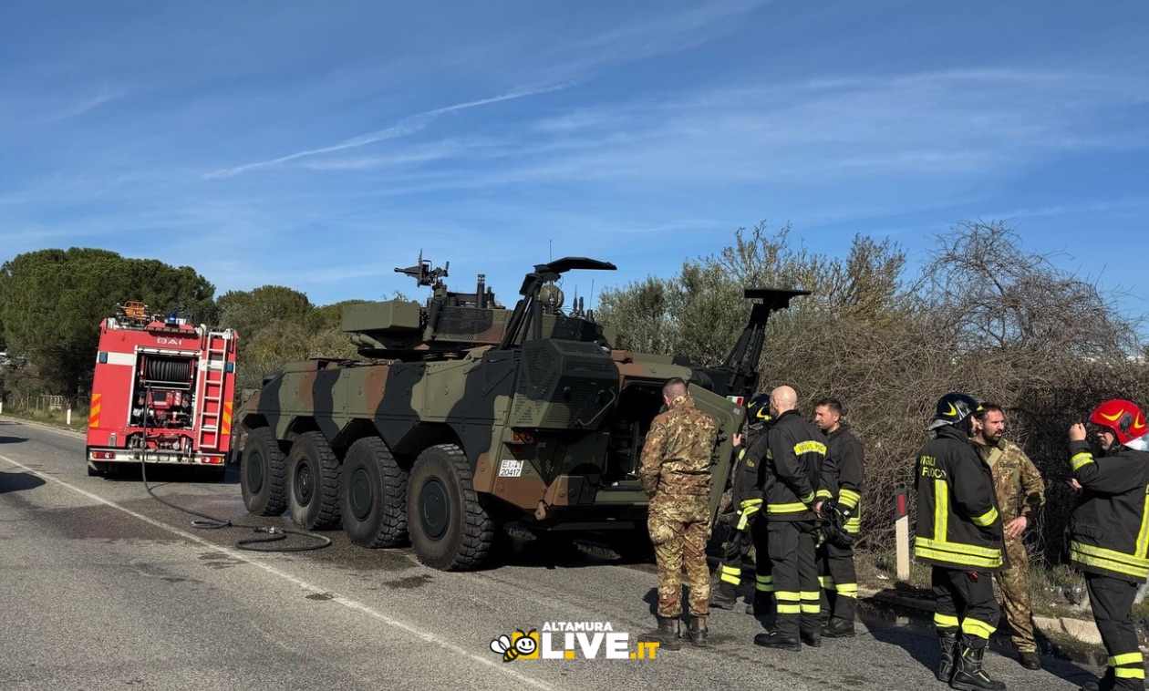 A fuoco un mezzo dell’esercito italiano sulla SS96