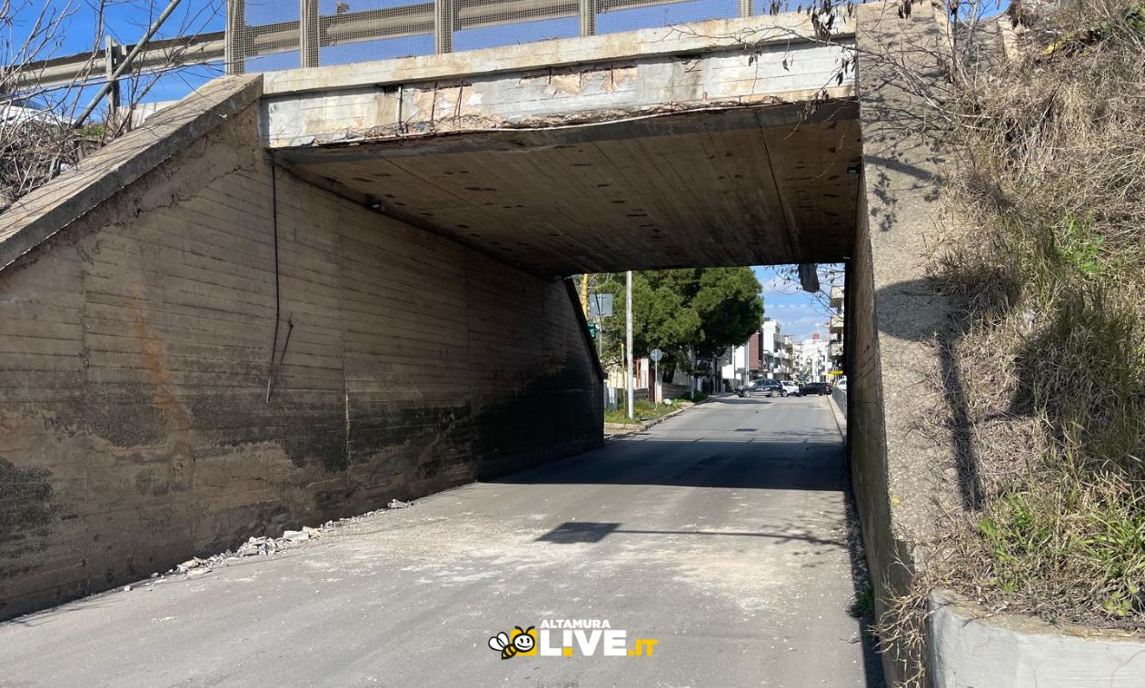 Danneggiato ponte di via Pietro Colletta da un camion. Si dilegua senza avvertire le autorità