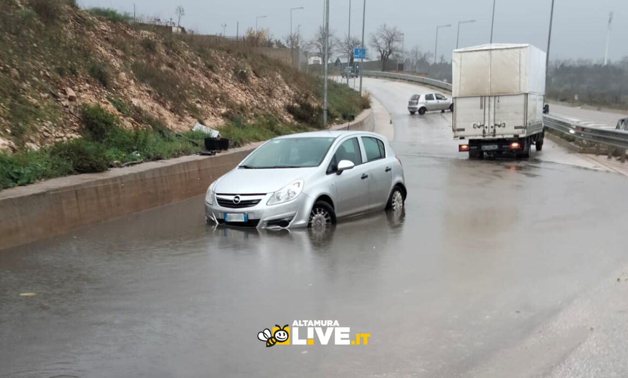 Maltempo e disagi: strade allagate, interventi urgenti, traffico bloccato e scuole chiuse ad Altamura