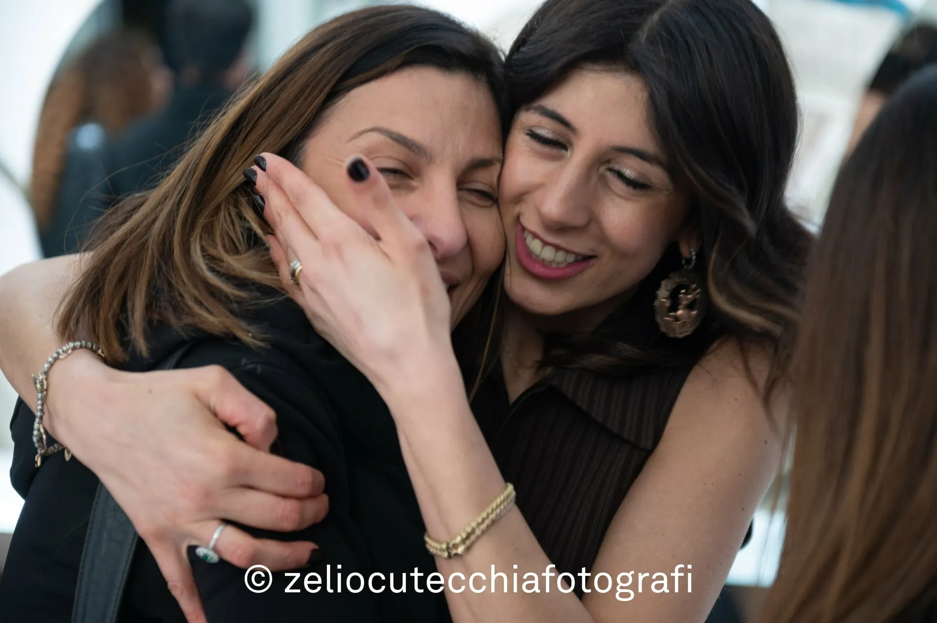 L’hairstylist Raffaella Lorusso durante l'inaugurazione di LoRà ad Altamura. 