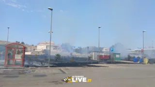 Altamura, incendio sulla complanare di via Matera. Fiamme coinvolgono anche stazione di servizio