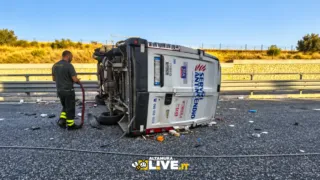 Furgone ribaltato sulla SS96 ad Altamura. Aggiornamenti: tre feriti