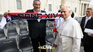 L’Altamura in Vaticano: donati sciarpa e magliette a Papa Leone XIV